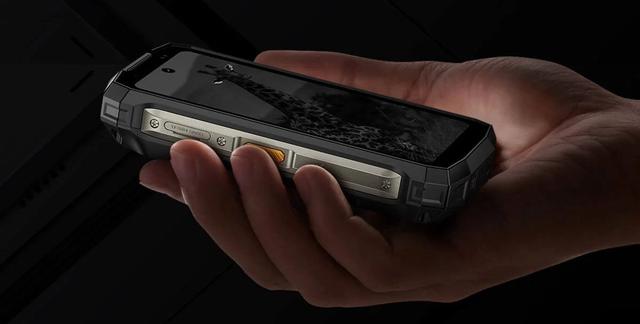 Ra mắt bộ 3 smartphone mini nhưng độ bền cực ấn tượng